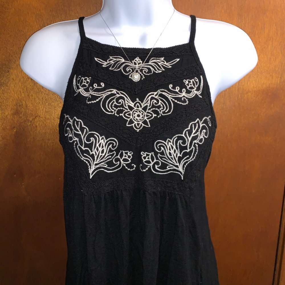 🥀 NWOT- Embroidered Top 🥀